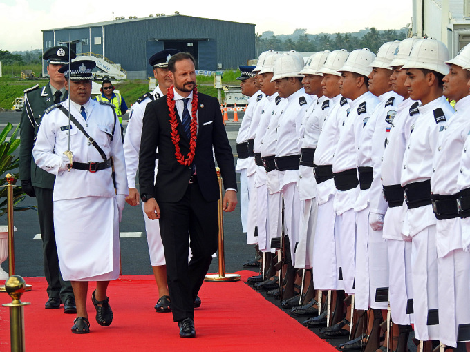 Kronprins Haakon inspiserer et æreskompani under velkomstseremonien i Apia. Foto: Sven Gj. Gjeruldsen, Det kongelige hoff